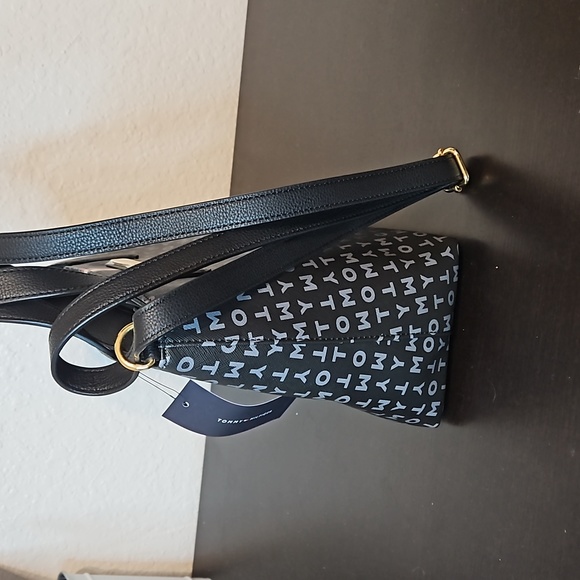 Tommy Hilfigure purse - Picture 5 of 10